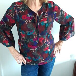 VIOLET + CLAIRE Top Med tulip sleeve Moody floral tie blouse